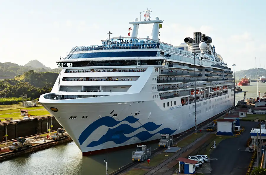 Coral Princess de Princess Cruises dans le Canal de Panama