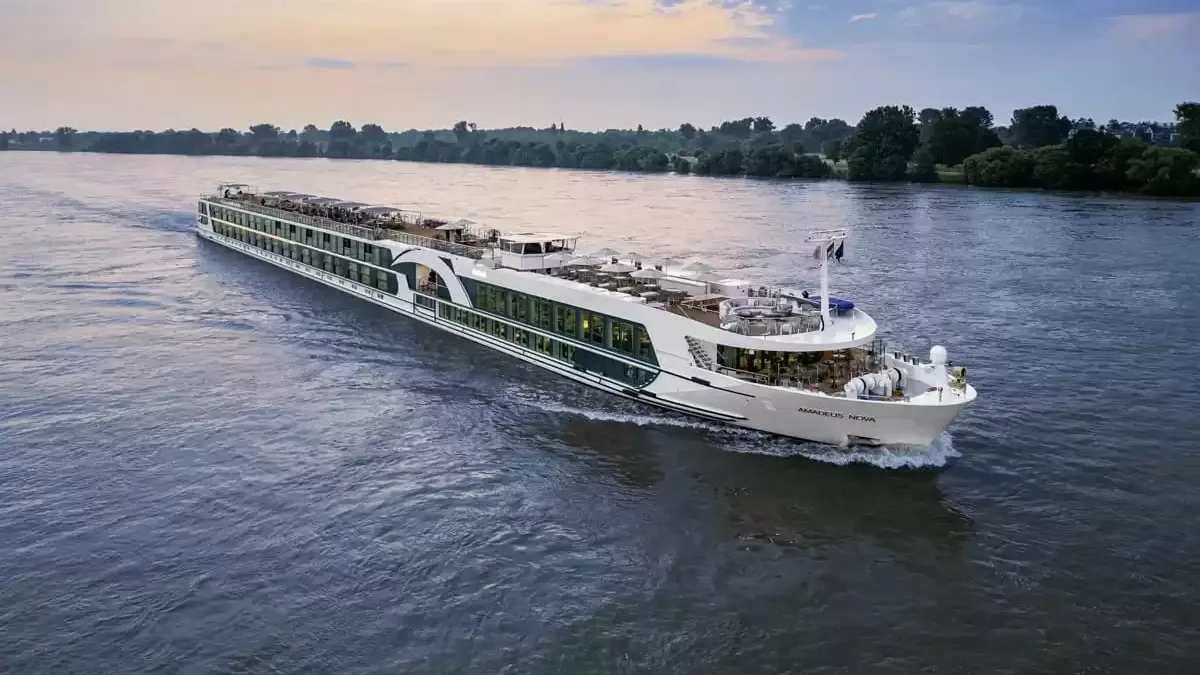 Le Amadeus Nova en mer, vu du ciel