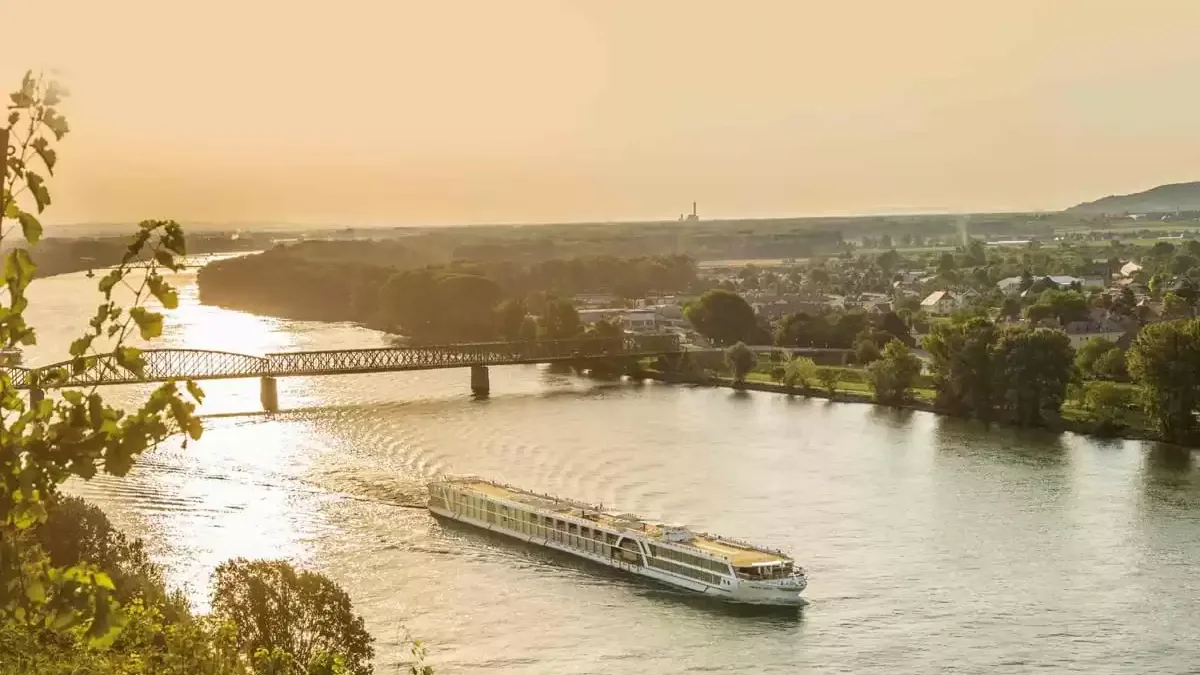 Le Amadeus Queen en mer, vu du ciel