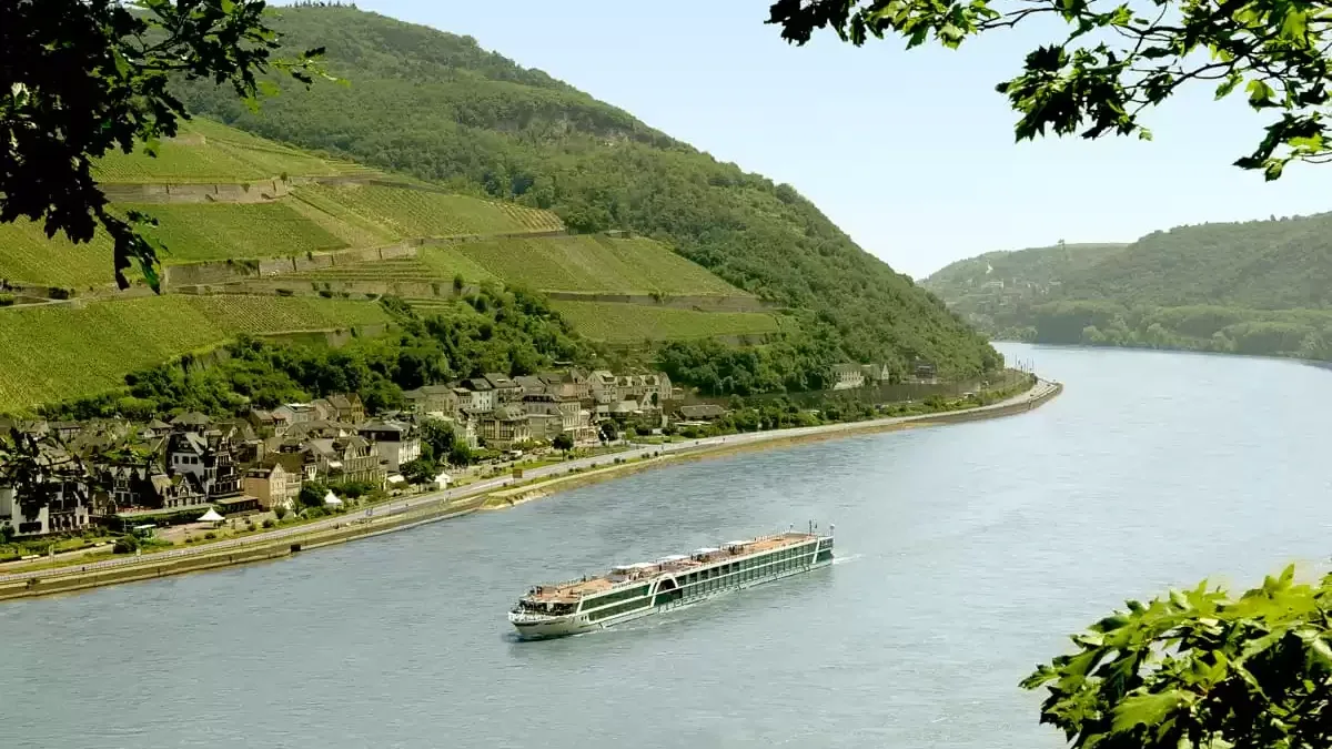 Le Amadeus Queen en mer, vu du ciel