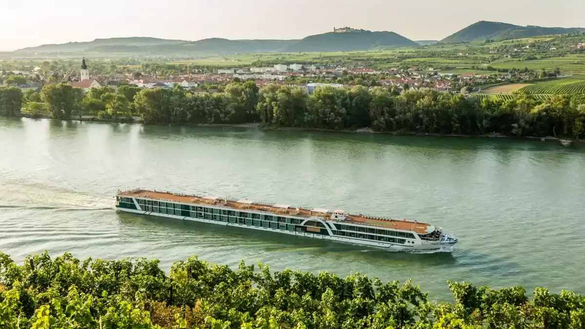 Le Amadeus Queen en mer, vu du ciel