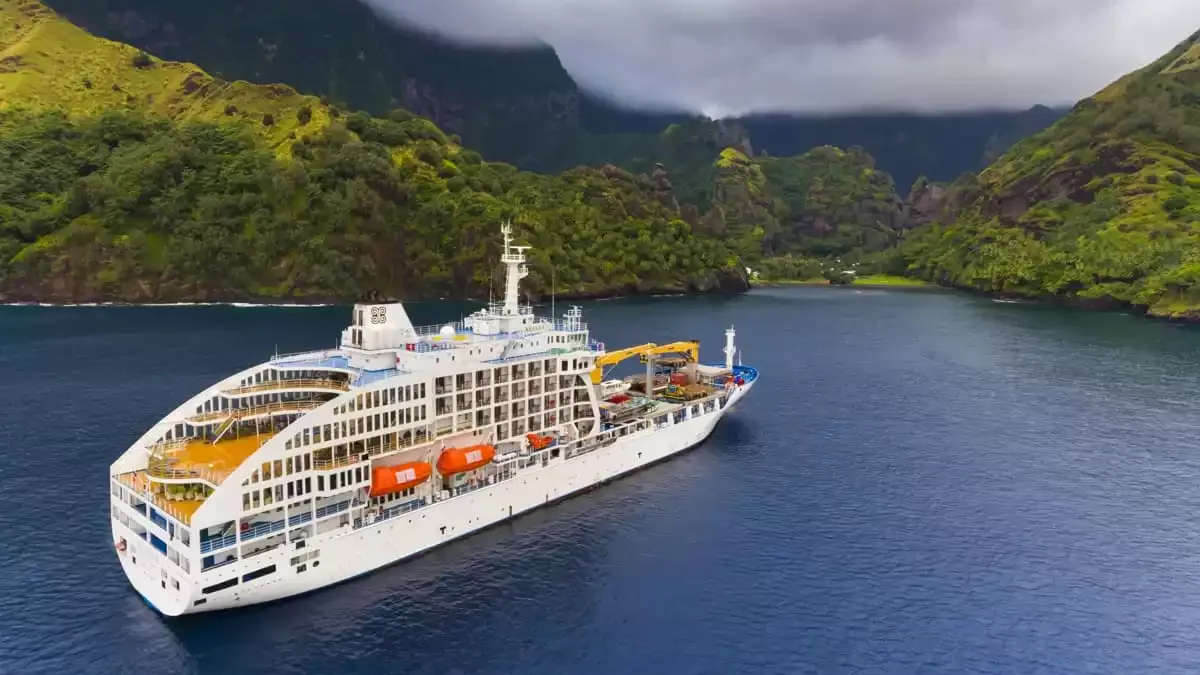 Le Aranui 5 en mer, vu du ciel