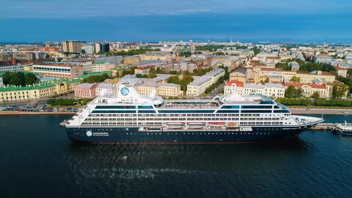 Le Azamara Journey en mer, vu du ciel