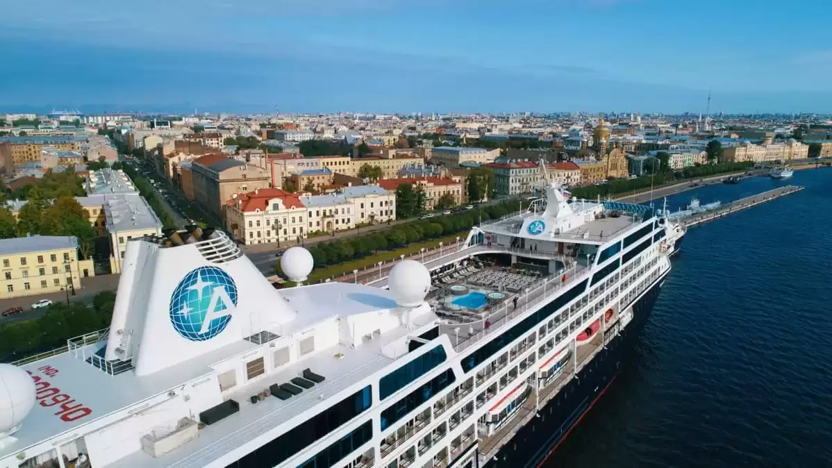 Le Azamara Journey en mer, vu du ciel