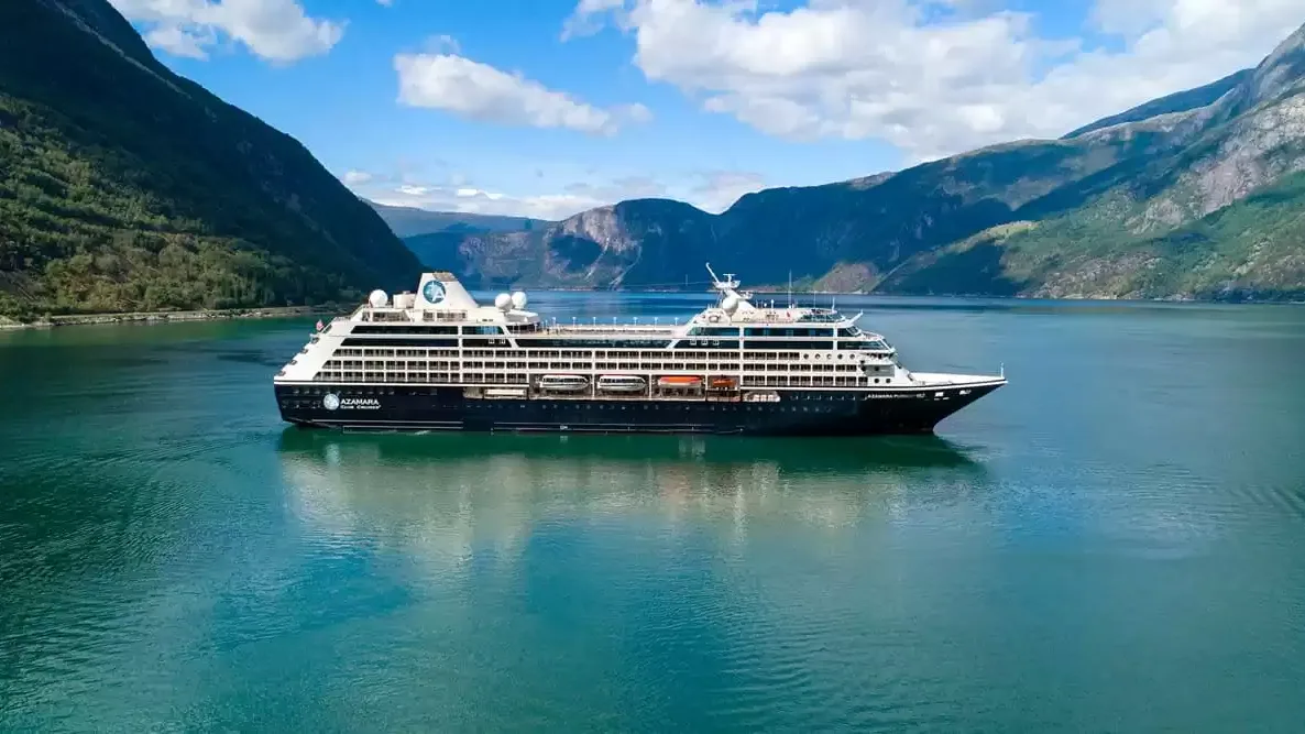 Le Azamara Onward en mer, vu du ciel