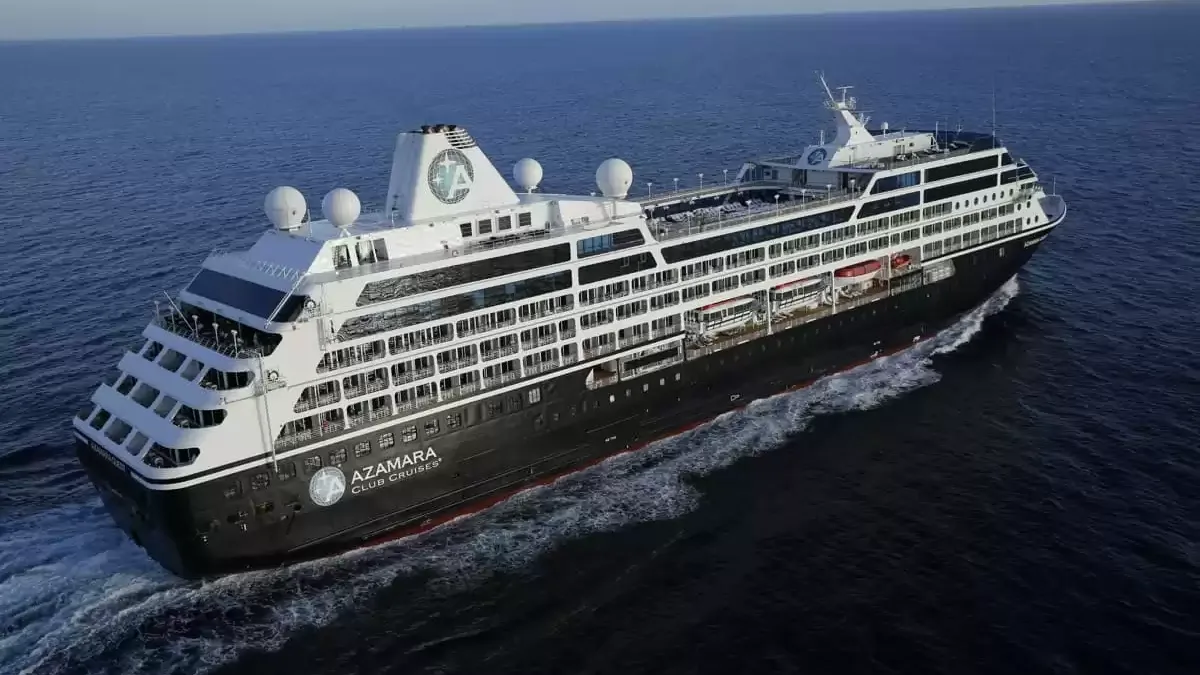 Le Azamara Pursuit en mer, vu du ciel
