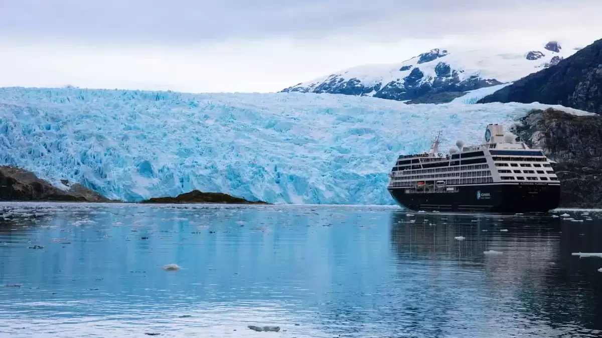 Le Azamara Pursuit en mer, vu du ciel