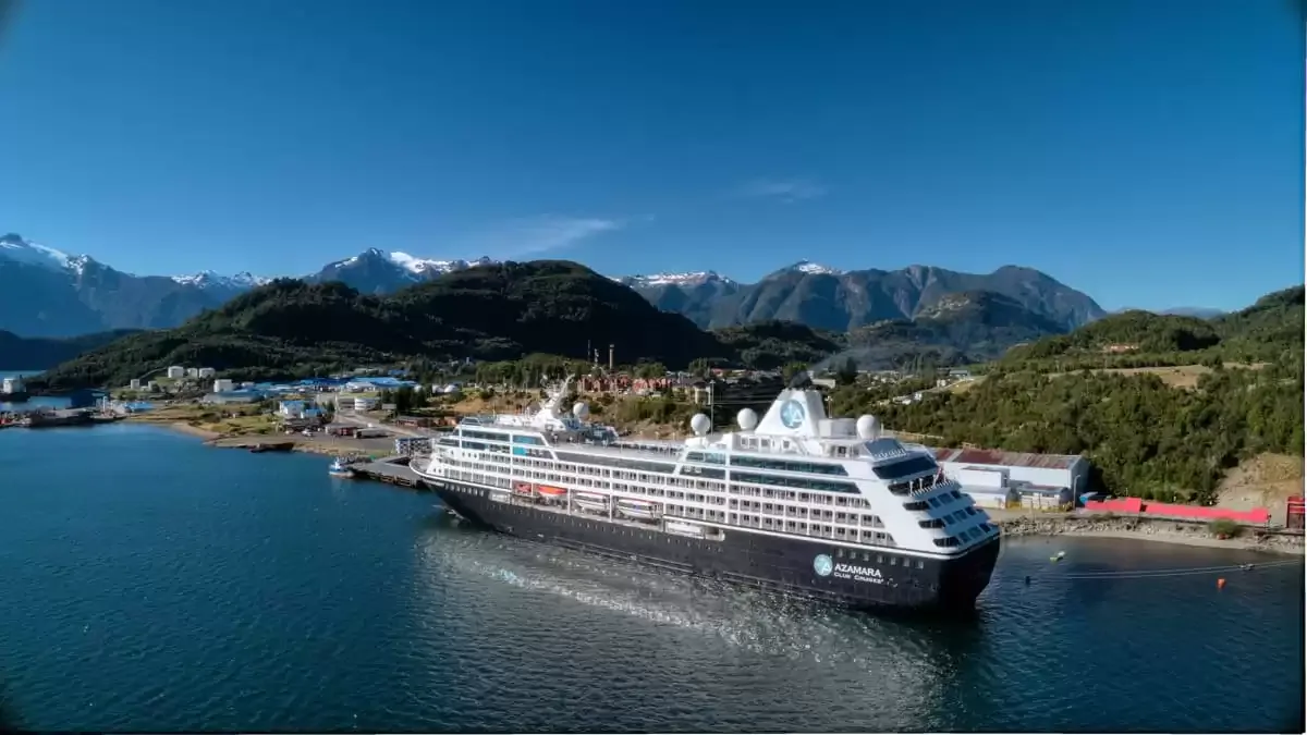 Le Azamara Pursuit en mer, vu du ciel