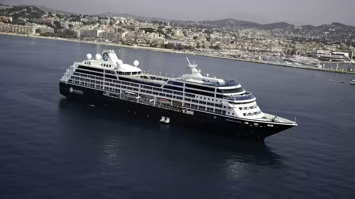 Le Azamara Quest en mer, vu du ciel