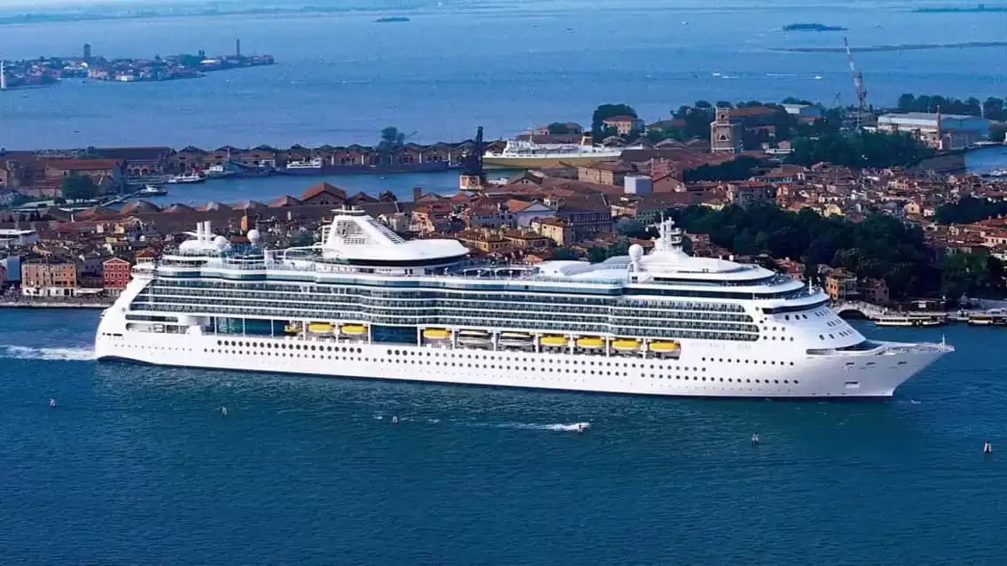 Le Brilliance of the Seas en mer, vu du ciel
