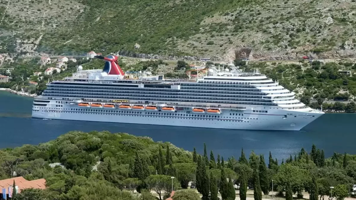 Le Carnival Breeze en mer, vu du ciel