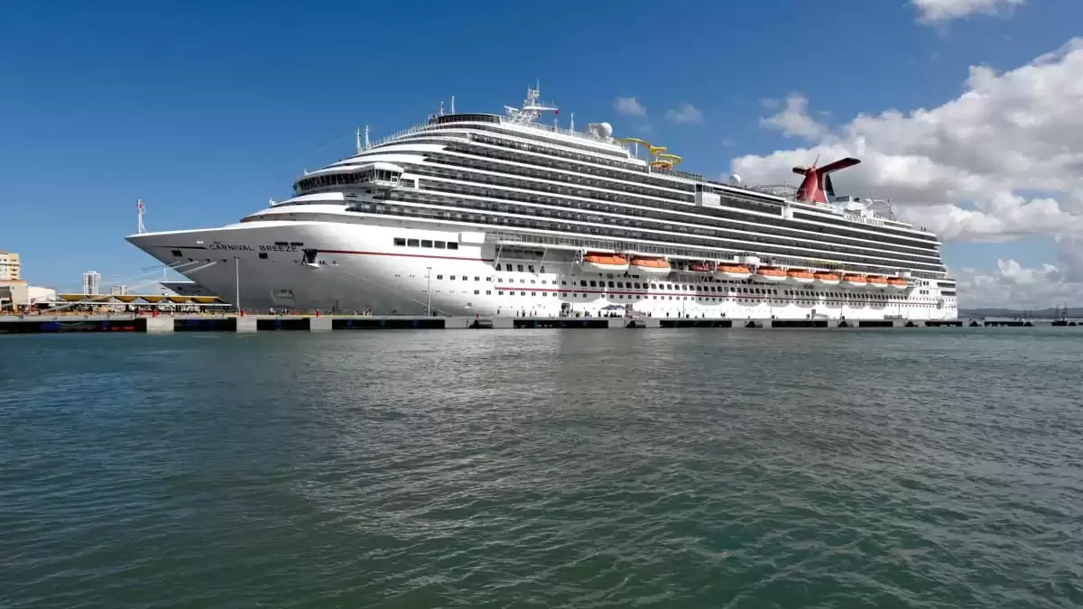 Le Carnival Breeze en mer, vu du ciel