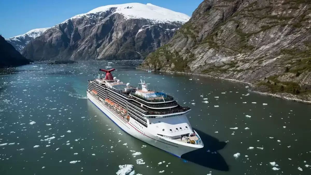Le Carnival Miracle en mer, vu du ciel