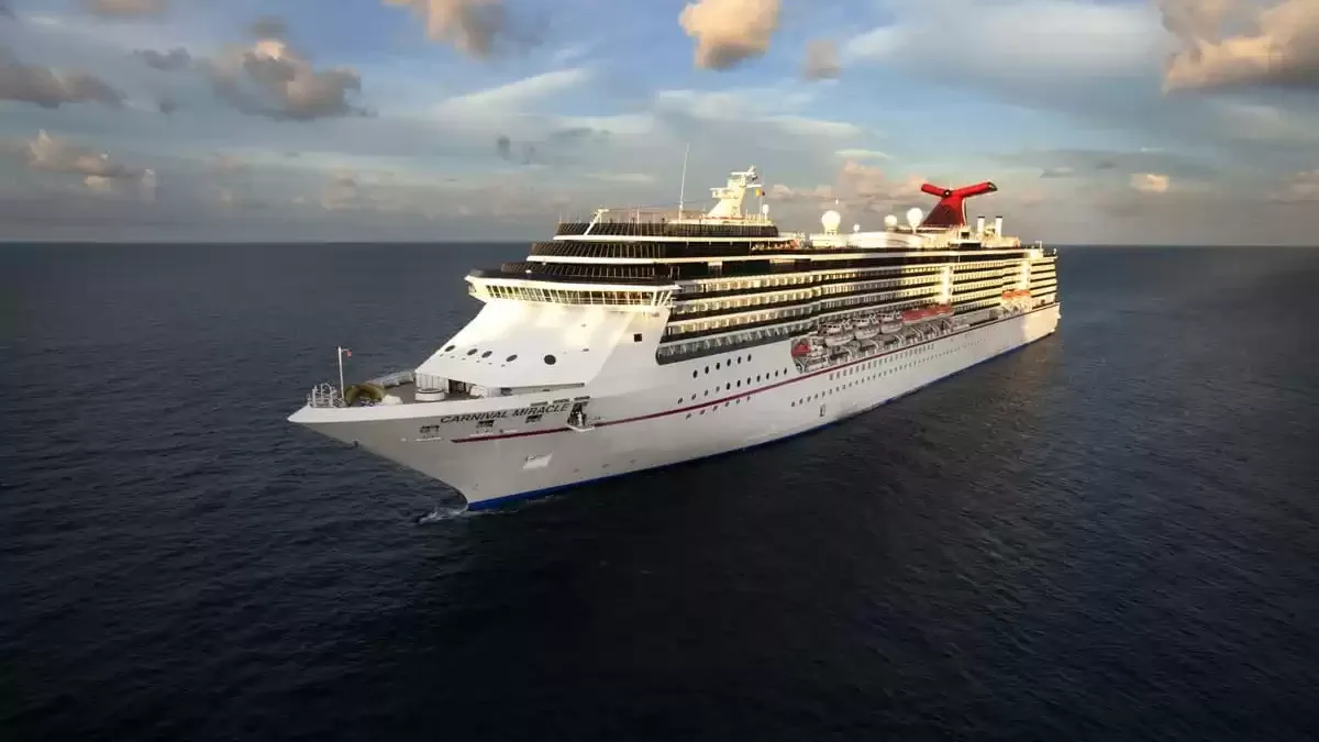 Le Carnival Miracle en mer, vu du ciel