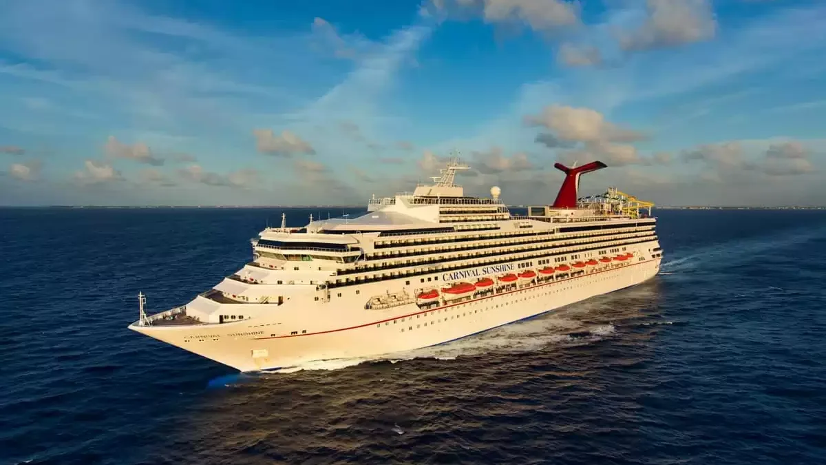 Le Carnival Sunshine en mer, vu du ciel