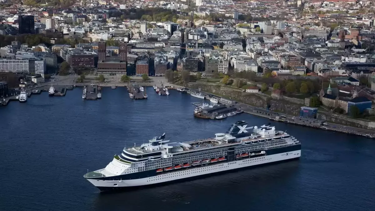 Le Celebrity Constellation en mer, vu du ciel
