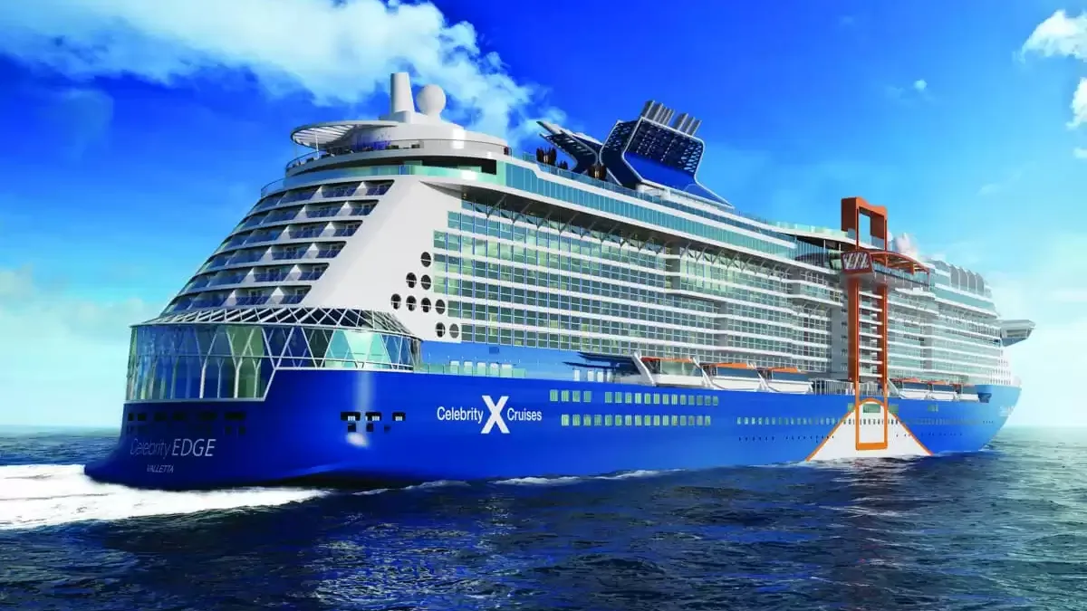 Le Celebrity Edge en mer, vu du ciel