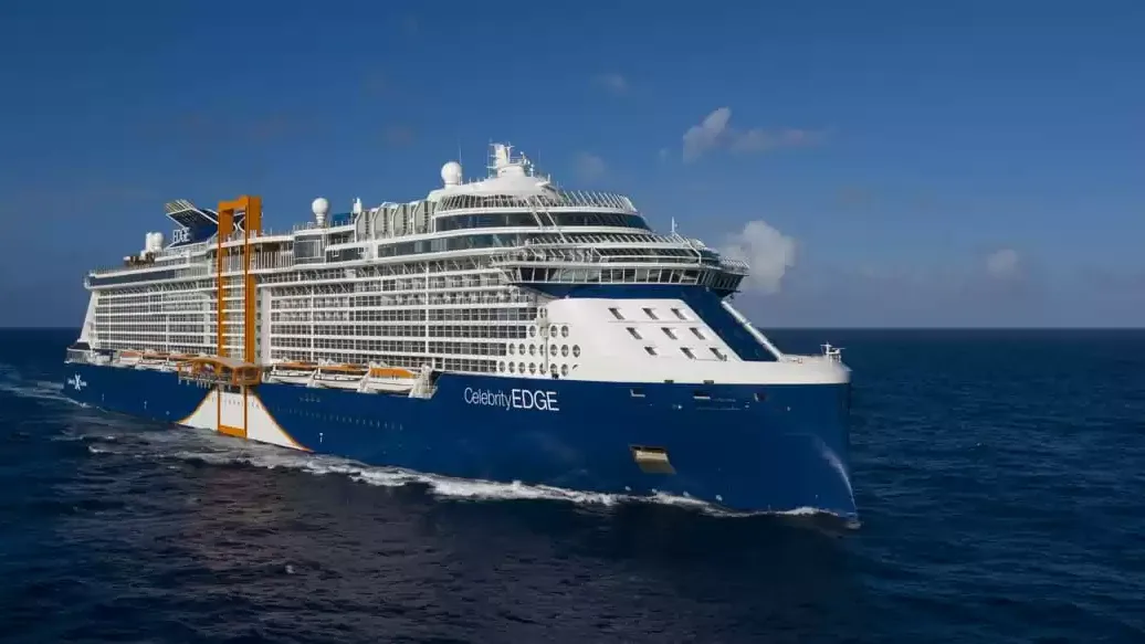 Le Celebrity Edge en mer, vu du ciel
