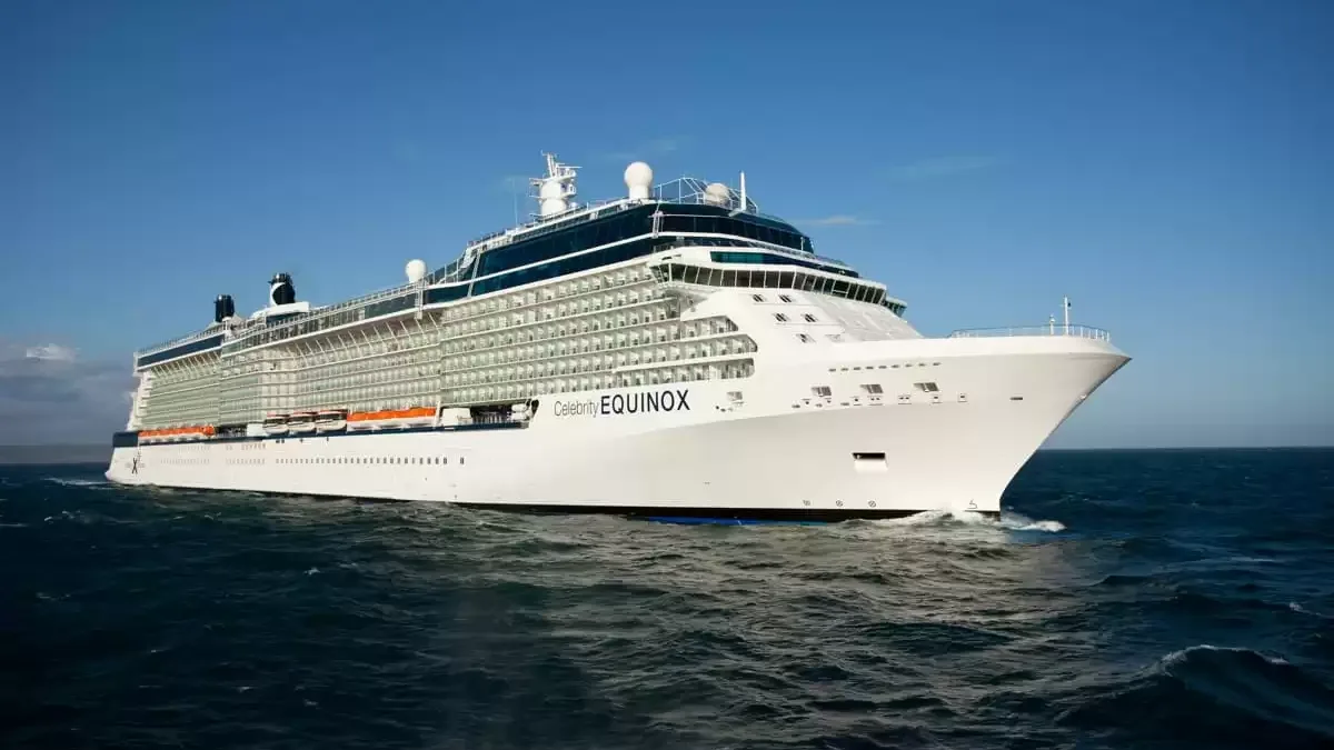 Le Celebrity Equinox en mer, vu du ciel