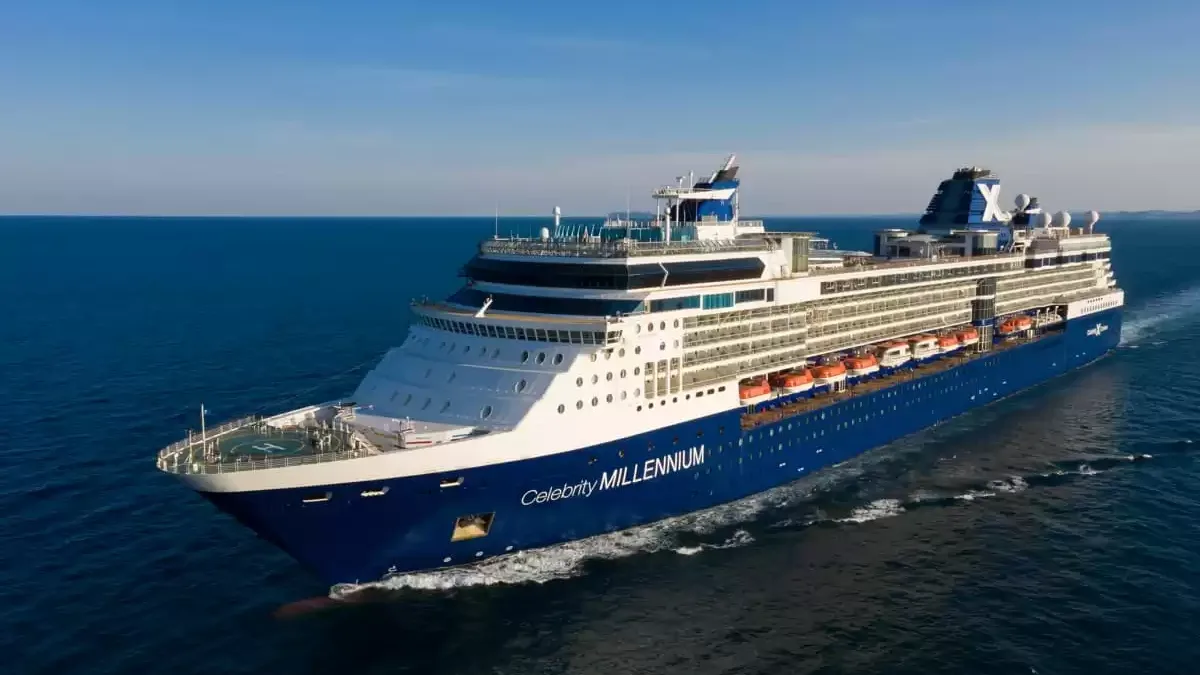 Le Celebrity Millennium en mer, vu du ciel