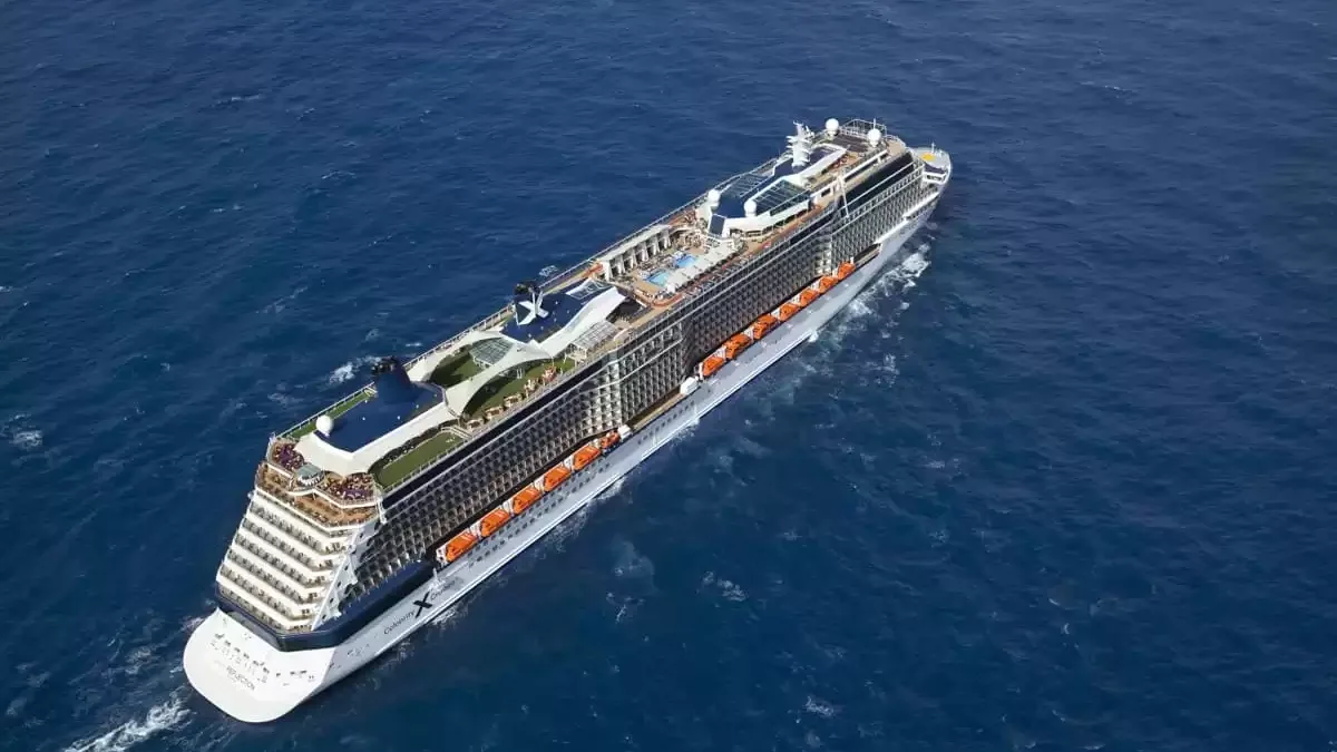 Le Celebrity Reflection en mer, vu du ciel