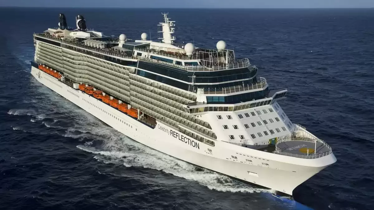 Le Celebrity Reflection en mer, vu du ciel