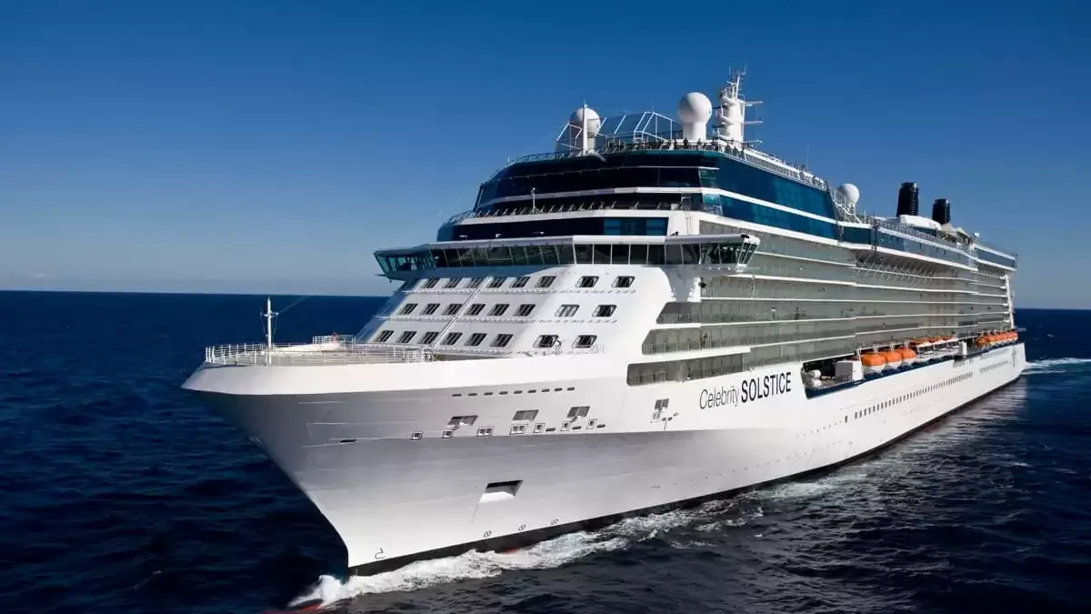 Le Celebrity Solstice en mer, vu du ciel