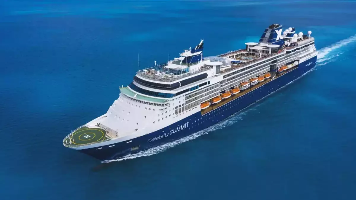 Le Celebrity Summit en mer, vu du ciel