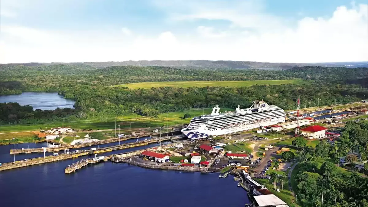 Le Coral Princess en mer, vu du ciel