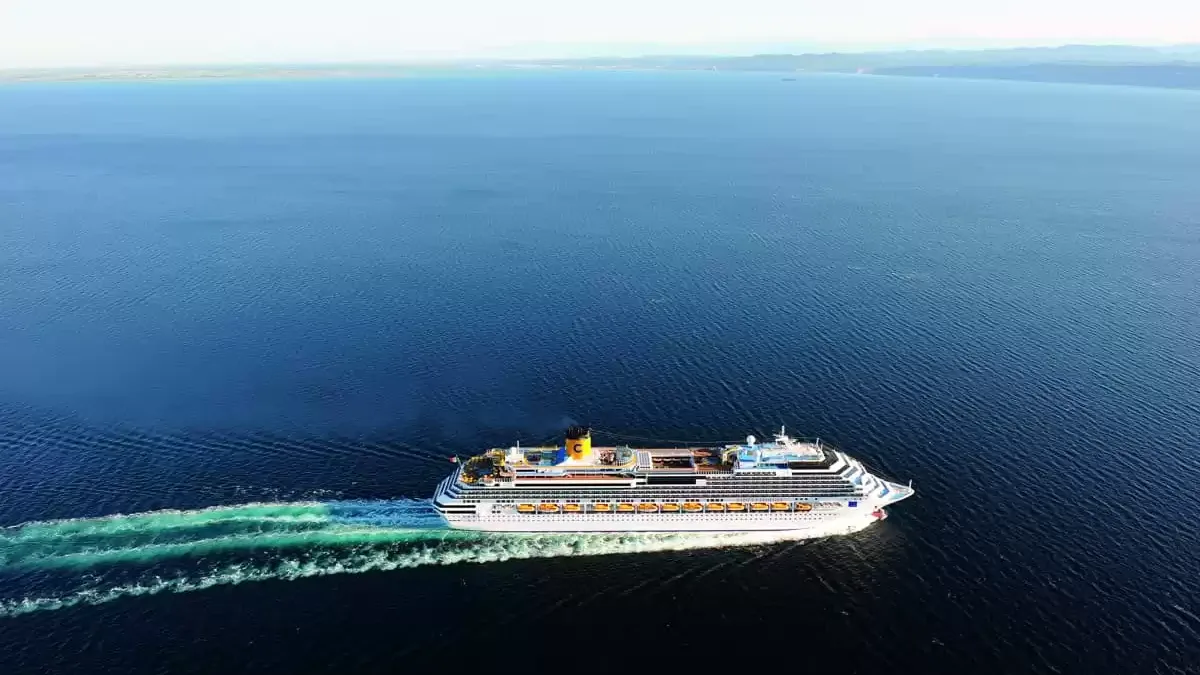 Le Costa Favolosa en mer, vu du ciel
