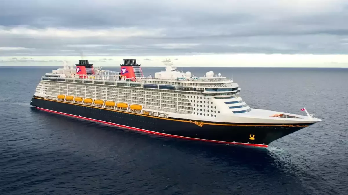 Le Disney Fantasy en mer, vu du ciel