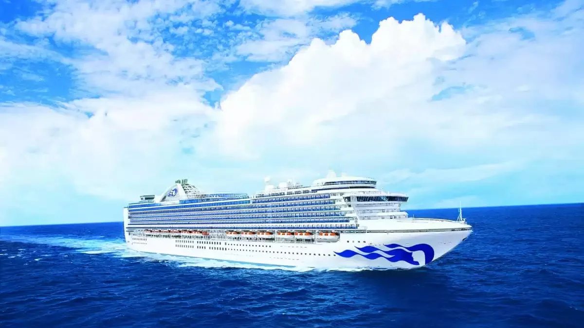 Le Emerald Princess en mer, vu du ciel
