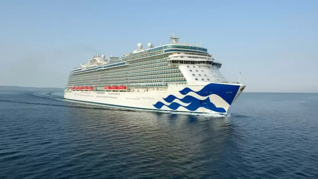 Le Enchanted Princess en mer, vu du ciel