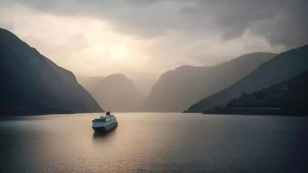 Le EXPLORA III en mer, vu du ciel