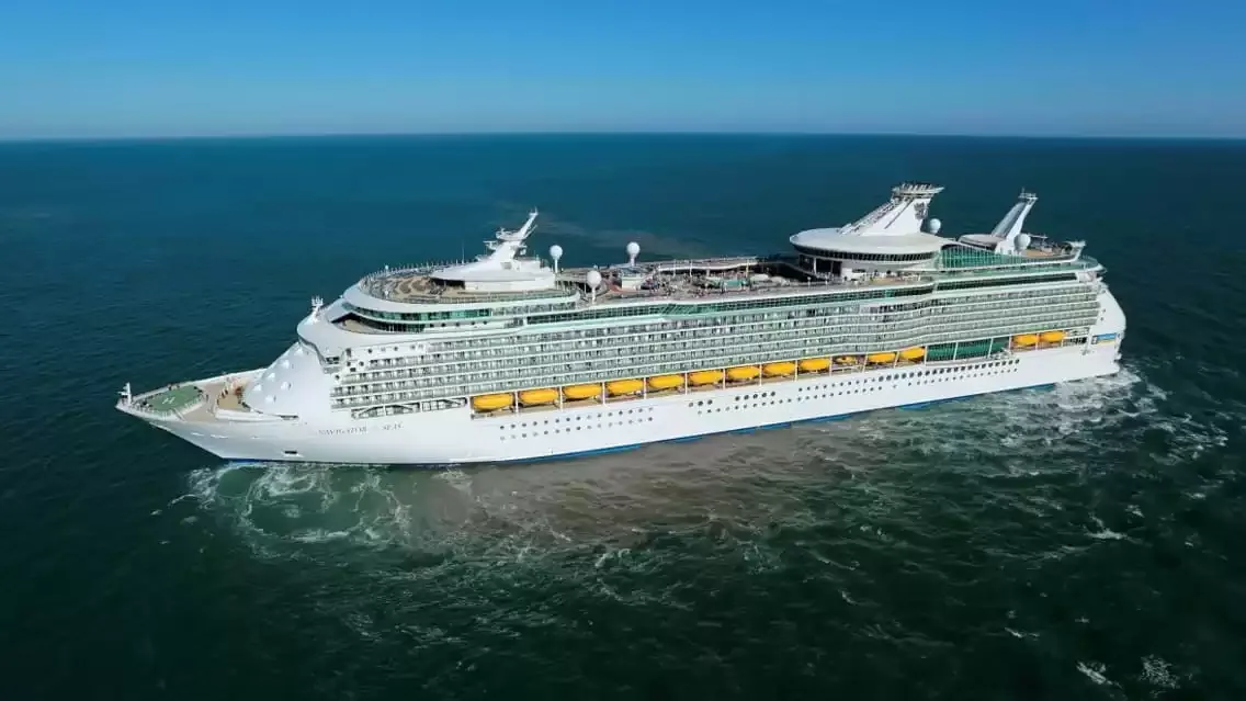 Le Explorer of the Seas en mer, vu du ciel