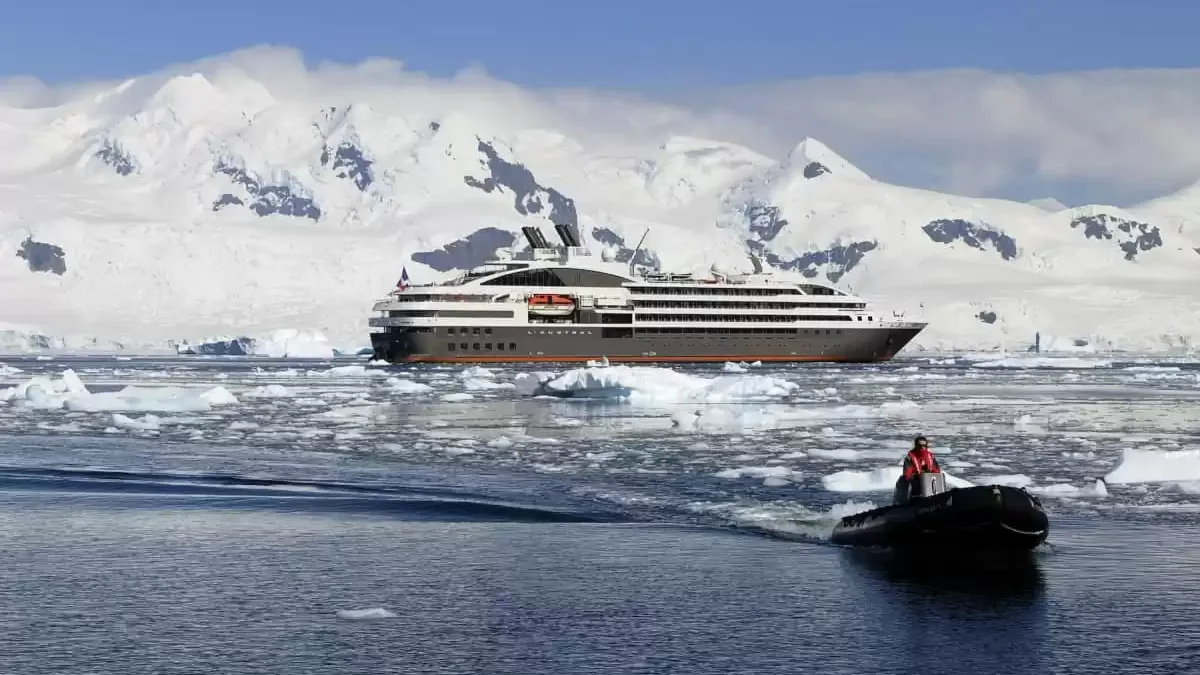 Le L Austral en mer, vu du ciel