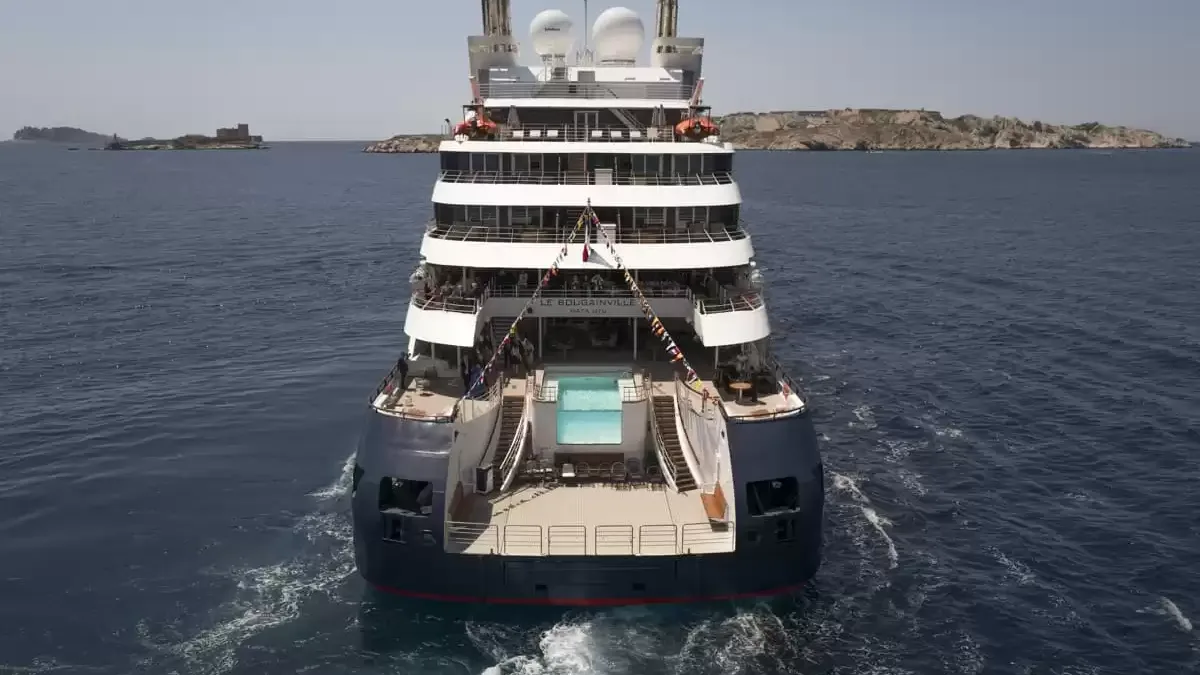 Le Le Bougainville en mer, vu du ciel