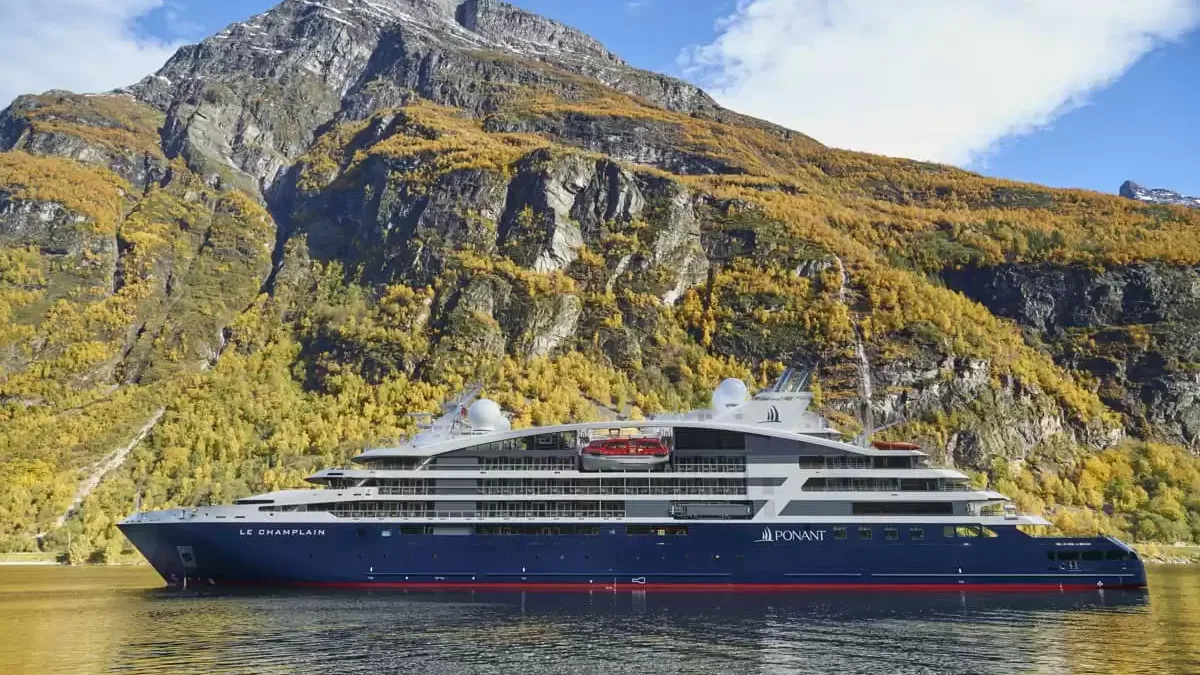 Le Le Champlain en mer, vu du ciel