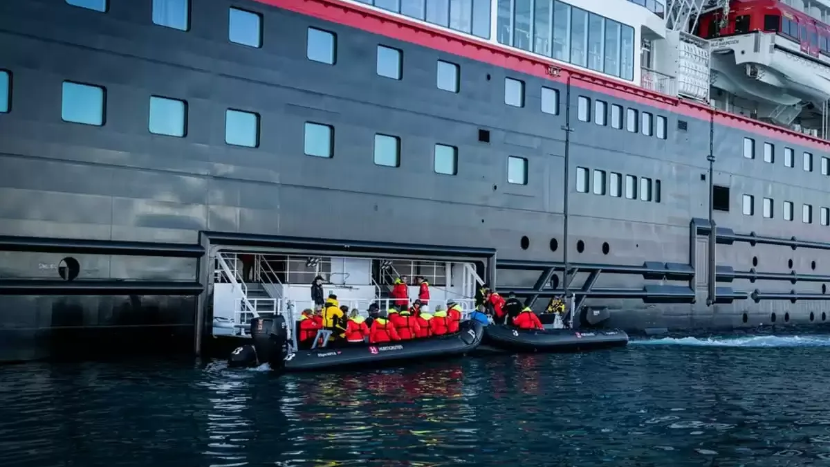 Le MS Fridtjof Nansen en mer, vu du ciel