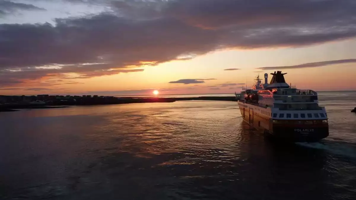 Le MS Polarlys en mer, vu du ciel