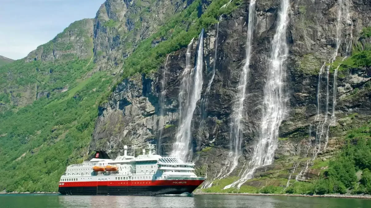 Le MS Polarlys en mer, vu du ciel