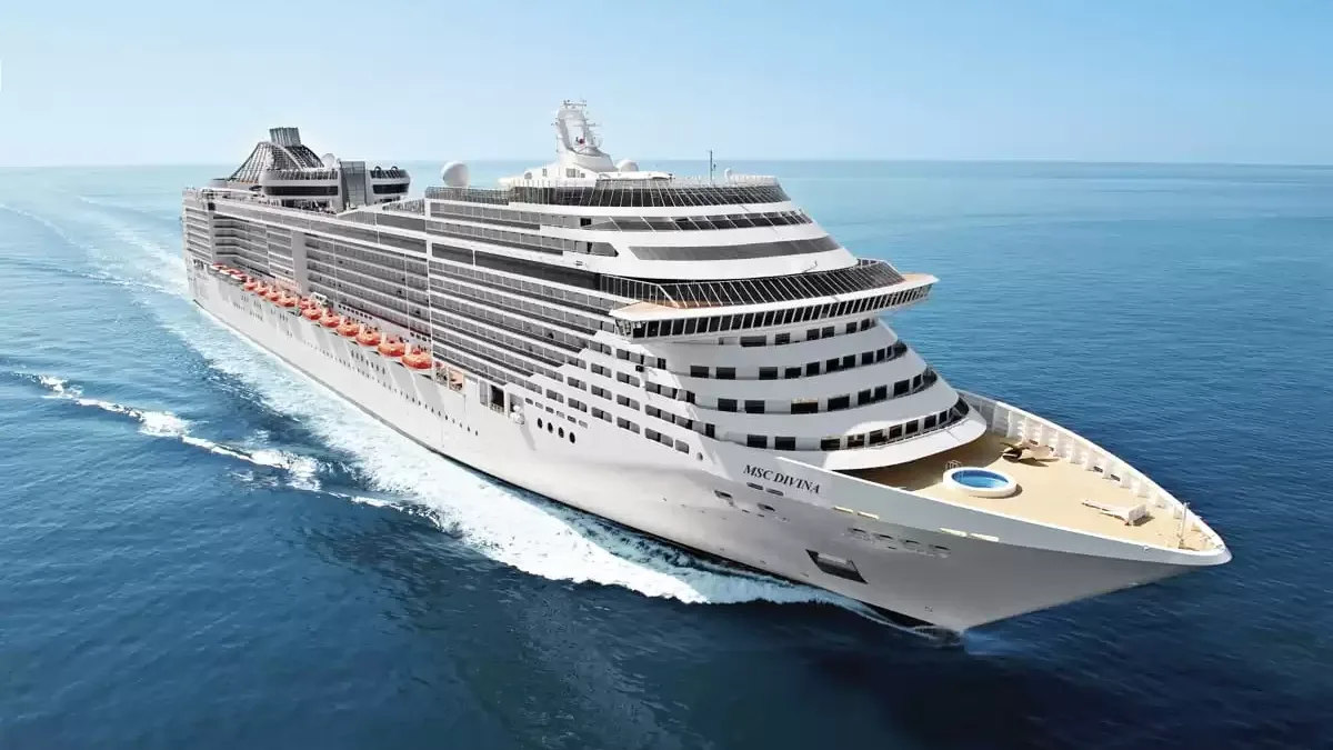 Le MSC Divina en mer, vu du ciel