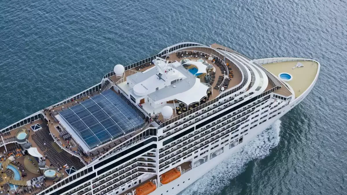 Le MSC Divina en mer, vu du ciel
