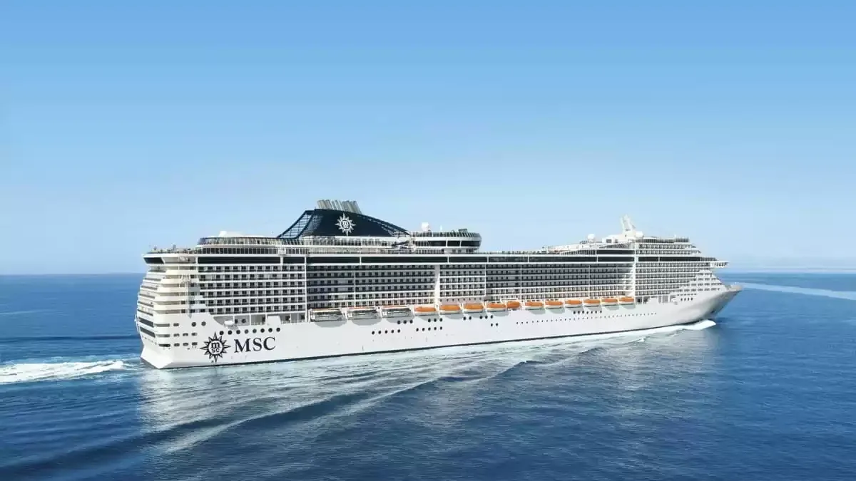 Le MSC Fantasia en mer, vu du ciel