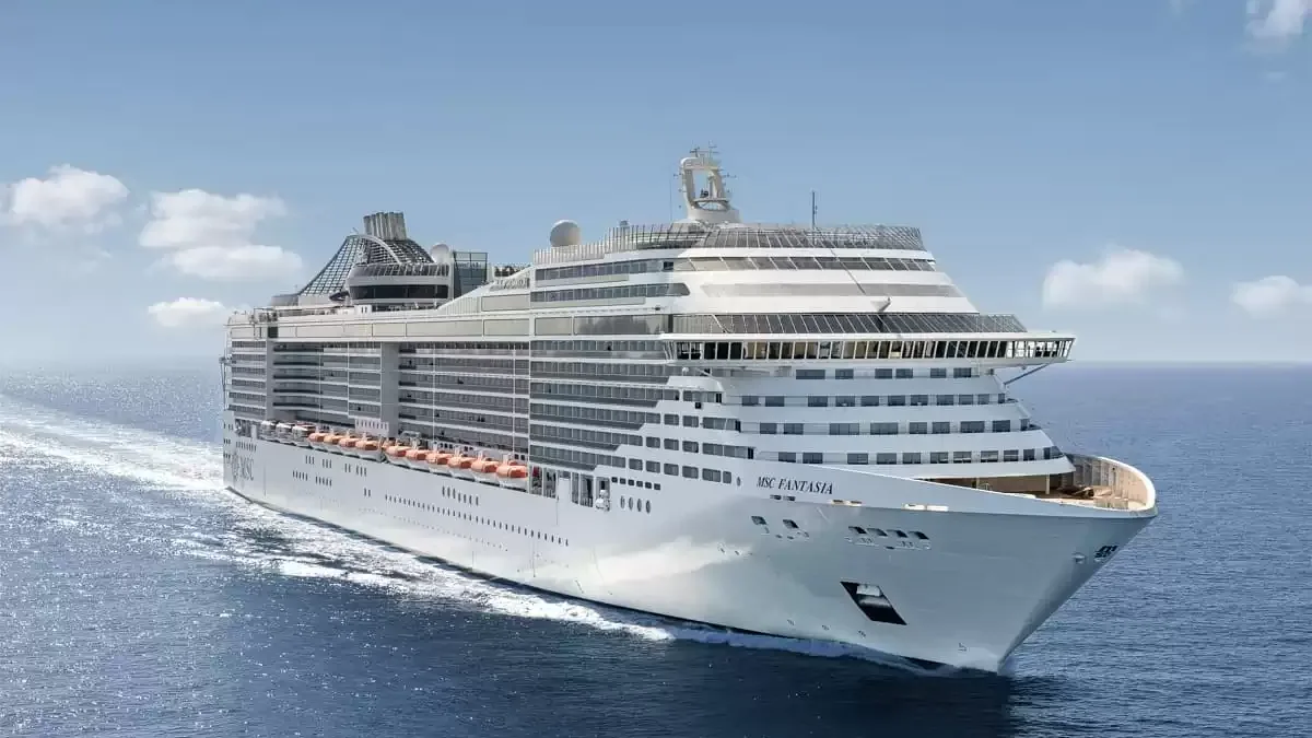 Le MSC Fantasia en mer, vu du ciel