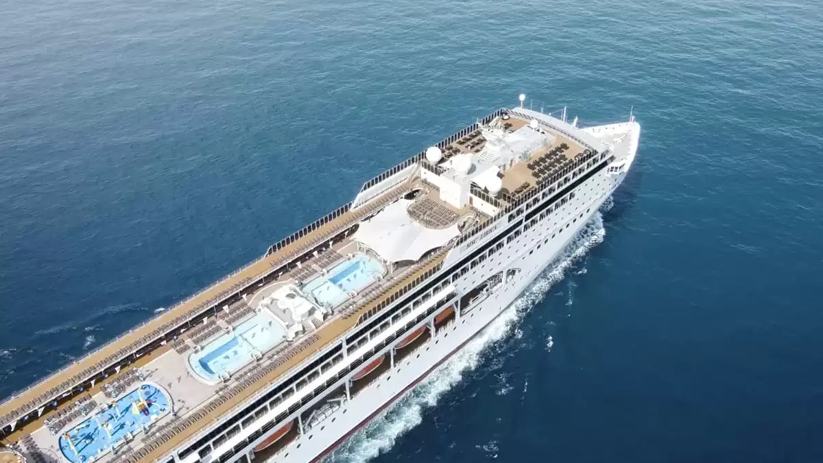Le MSC Lirica en mer, vu du ciel