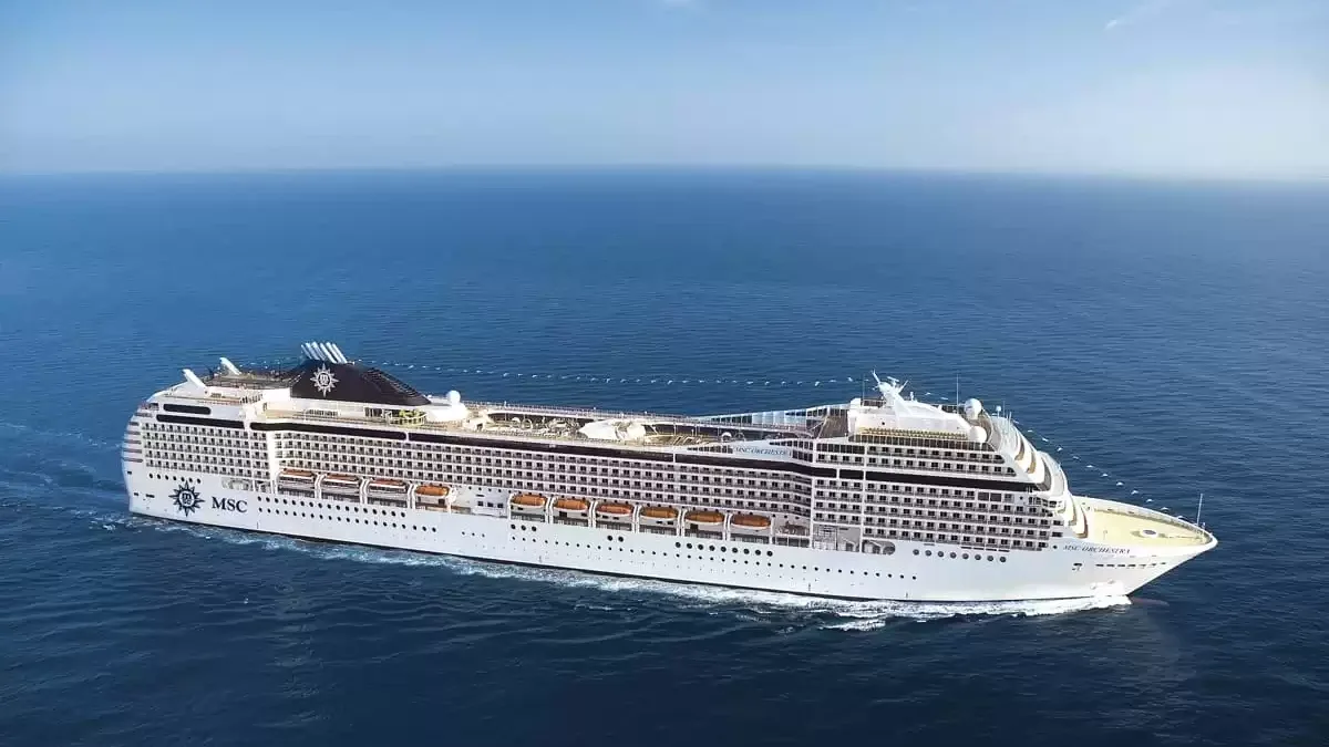 Le MSC Orchestra en mer, vu du ciel