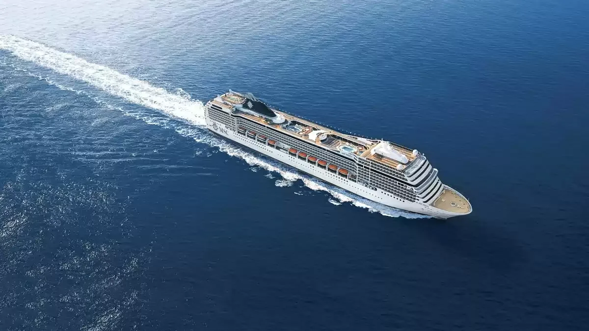 Le MSC Poesia en mer, vu du ciel
