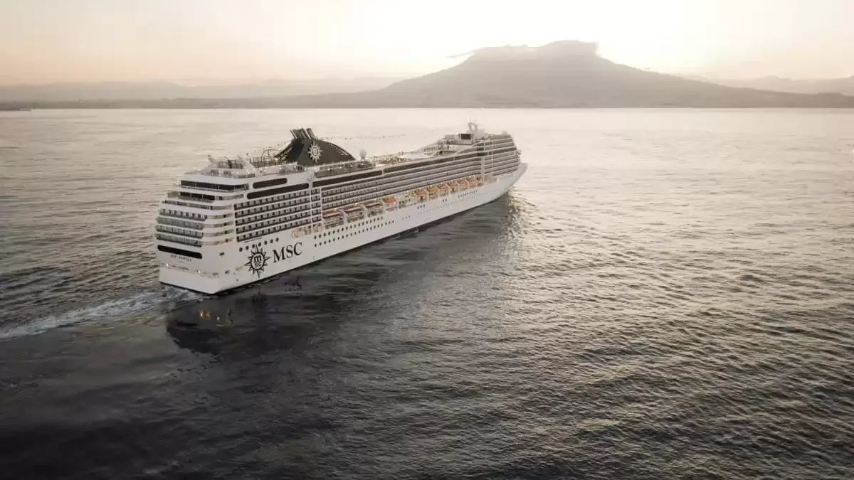 Le MSC Poesia en mer, vu du ciel