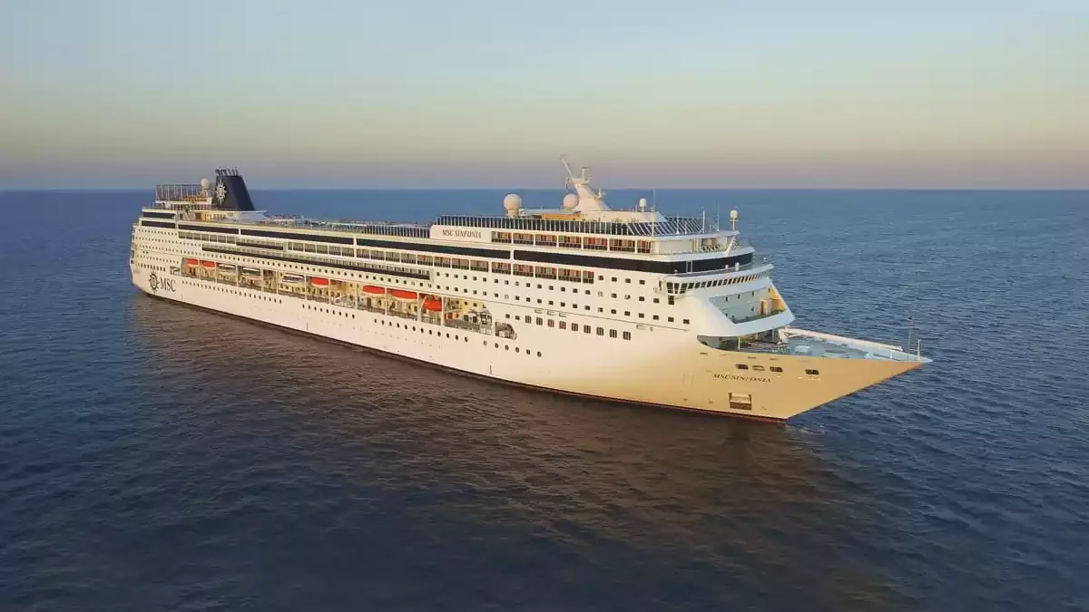 Le MSC Sinfonia en mer, vu du ciel